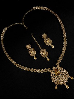 Stonestudded Jewelry Set